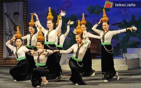 Tiết mục biểu diễn múa dân tộc của Đoàn nghệ thuật Việt Nam tại Nhật Bản.