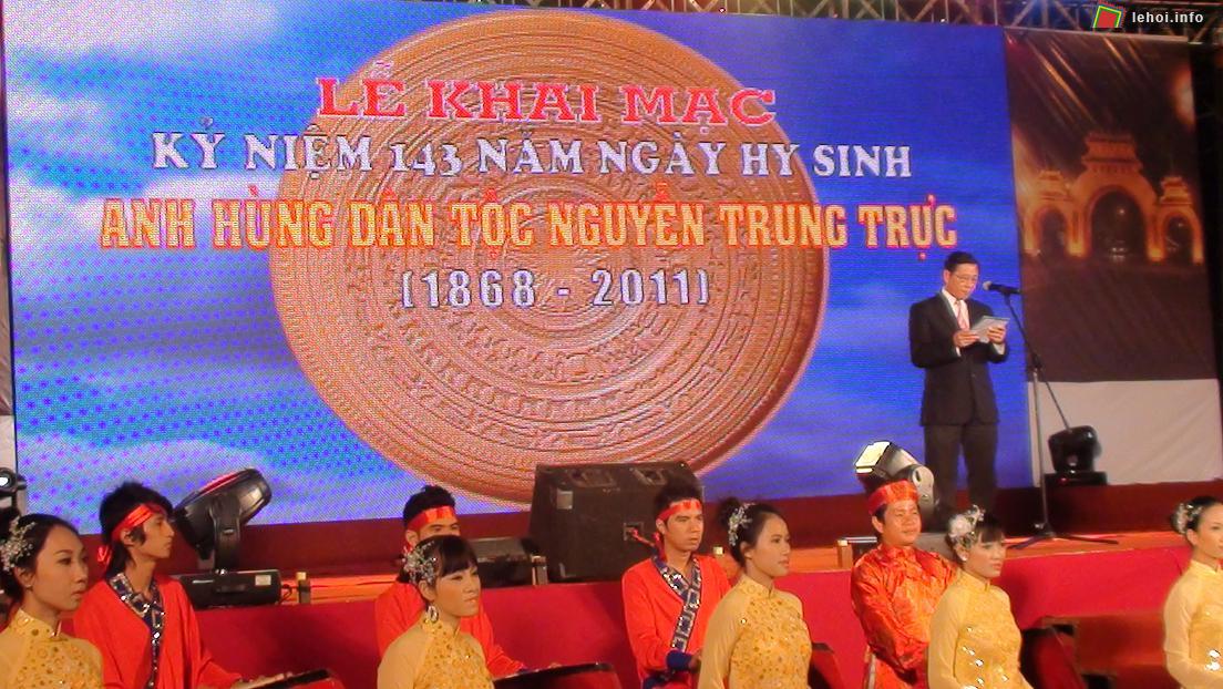 Ông Lê Minh Hoàng, Giám đốc Sở VHTTDL Kiên Giang đọc diễn văn khai mạc Lễ kỷ niệm 143 năm ngày hy sinh của AHDT Nguyễn Trung Trực.