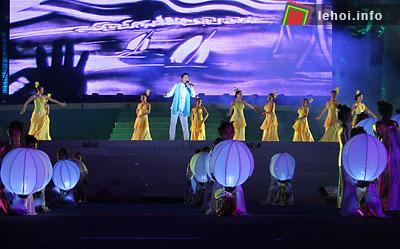 Tiết mục hát múa “Nha Trang mùa Thu lại về” mở đầu cho đêm Bế mạc festival