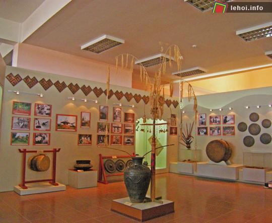 Bảo tàng Lâm Đồng dành khoảng 1/4 diện tích để trưng bày về văn hoá truyền thống của người Mạ, người Cơ Ho, người Chu Ru...