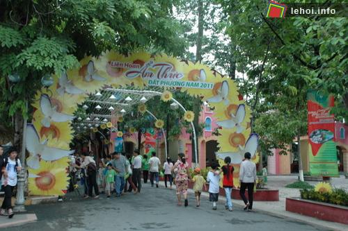 Liên hoan Ẩm thực Đất Phương Nam năm 2011 được tổ chức từ ngày 27/05/2011 đến ngày 29/05/2011 tại công viên Văn hóa Đầm Sen, Quận 11, TP. Hồ Chí Minh.