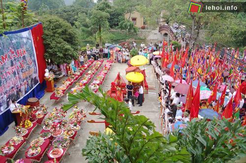 Dâng lễ vật tại lễ hội đền suối Mỡ