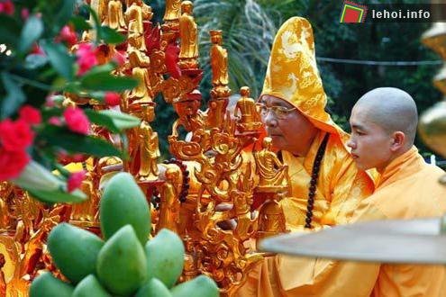 Đại lễ cầu nguyện tiến hành dưới sự minh chứng của Đại lão Hòa thượng Thích Đức Phương, Phó Pháp chủ Giáo hội Phật giáo Việt Nam và các vị cao tăng.