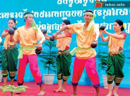 Múa gáo, điệu múa truyền thống của người Khmer Nam Bộ.