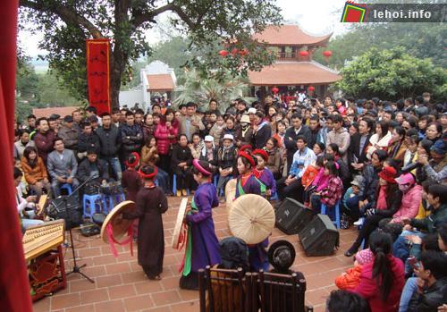 Biểu diễn hát Quan họ tại Hội Lim Nắc Ninh