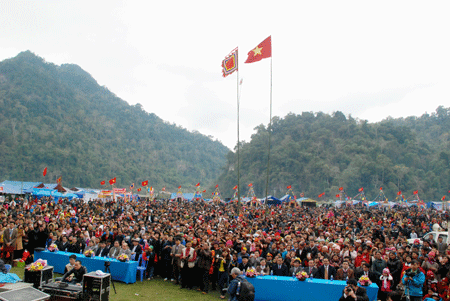 Đông đảo người dân và du khách đến với lễ hội xuân Ba Bể 2014