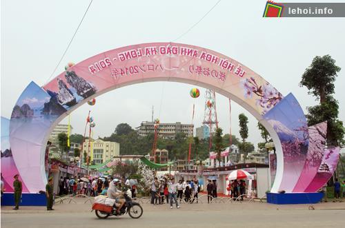 Cổng chào lễ hội hoa anh đào 2014