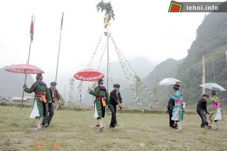 Múa khèn trong lễ hội Gầu Tào của đồng bào Mông