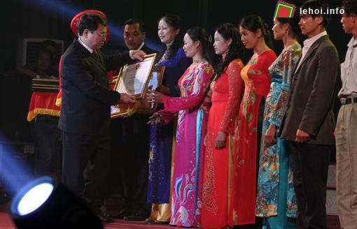 Đồng chí Nguyễn Đình Phách trao Bằng khen của UBND tỉnh