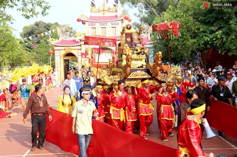 Các nghi lễ truyền thống được tổ chức trang trọng với sự tham dự của đông đảo người dân.