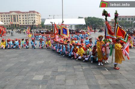 Biểu diễn múa Kéo chữ của xã Quỳnh Hồng
