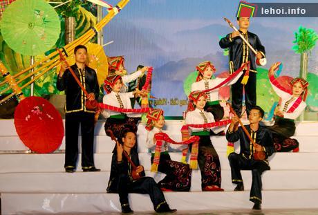 Các màn múa hát đã tái hiện lại lịch sử hào hùng của quê hương Mù Cang Chải