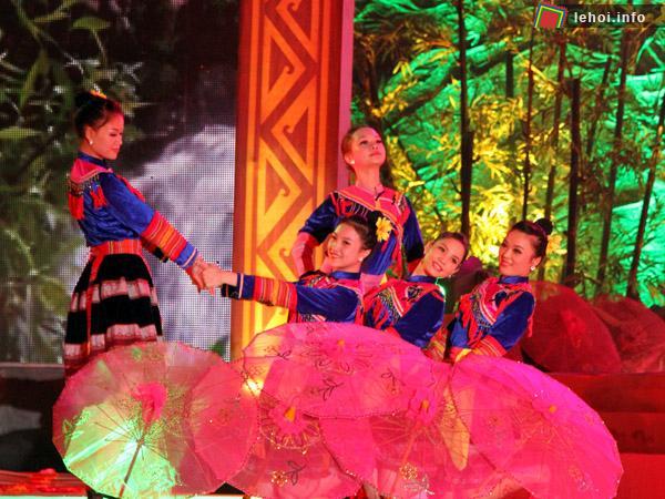 Tiết mục múa Lời của núi do nghệ sĩ Nhà hát ca múa nhạc dân gian Việt Bắc biểu diễn.