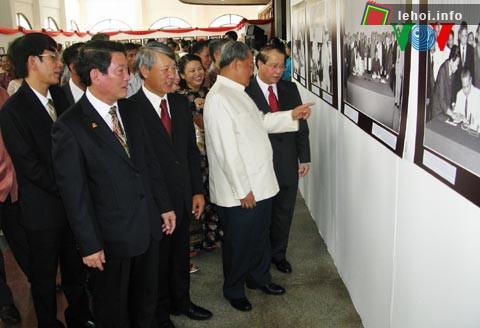 Các đại biểu tham quan triển lãm ảnh