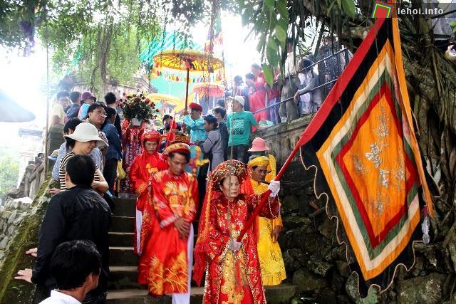 Đoàn lễ rước trang nghiêm với nhiều màu sắc đặc trưng của đạo Thiên Tiên Thánh Giáo