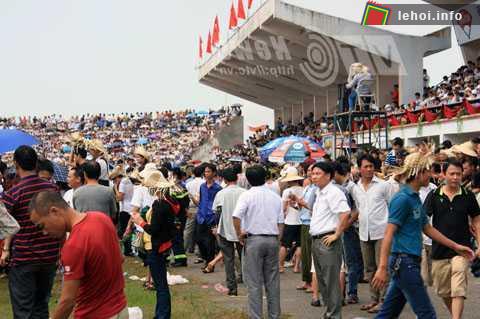 Từ sáng sớm đã có rất nhiều người đến trung tâm quận Đồ Sơn để lựa chọn chỗ ngồi vừa ý