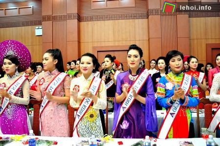 64 thí sinh hoa hậu các dân tộc Việt Nam năm 2013 tham gia buổi họp báo