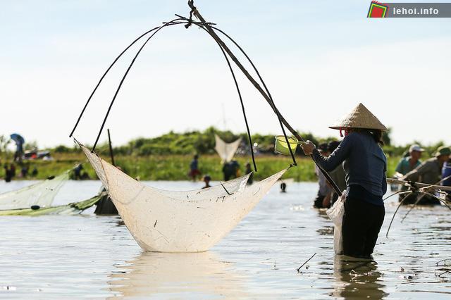 Nếu đàn ông dùng nơm bắt cá thì phụ nữ dùng vó để cất.