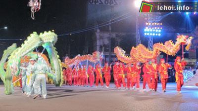 Đội múa rồng trong lễ hội
