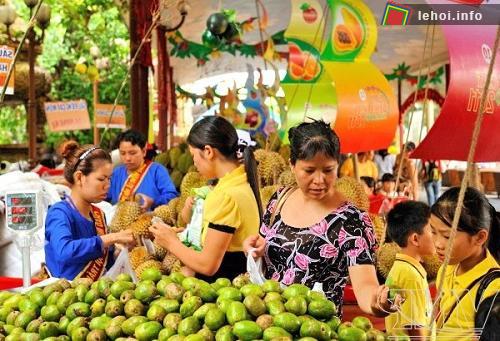 Khách hàng chọn mua trái cây trong hội chợ