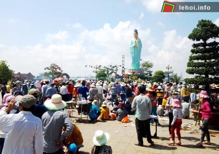 Đông đảo người dân và du khách tới tham dự lễ hội