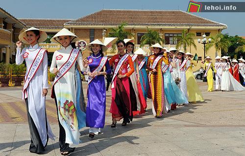 Các thí sinh trong cuộc thi Hoa hậu các dân tộc Việt Nam