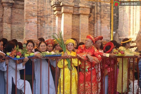 Từ sáng sớm, đồng bào Chăm ở các tỉnh như Khánh Hòa, Ninh Thuận, Bình Thuận... đã về dự lễ hội rất đông, kèm theo nhiều lễ vật