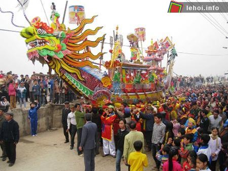 Hàng vạn người dân và du khách đến tham dự lễ hội