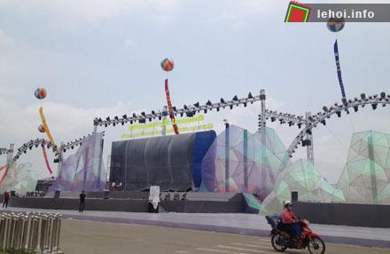 Sân khấu cho Lễ hội Carnaval Hạ Long 2013 đã được hoàn tất và chờ giờ khai mạc