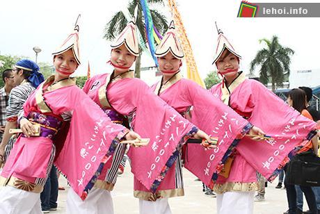 Các bạn trẻ Việt Nam trong trang phục truyền thống Nhật Bản