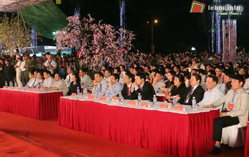 Các đại biểu tham dự lễ hội Hoa anh đào Hạ Long 2013