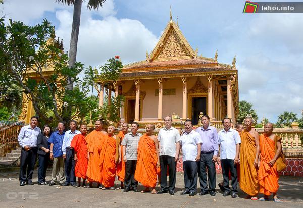 Các lãnh đạo chụp ảnh cùng chư tăng người Khmer