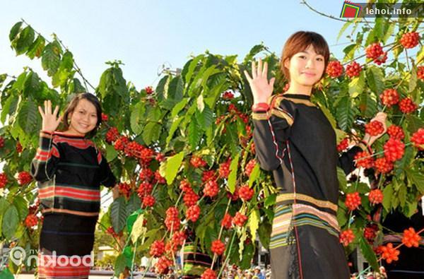 Điểm nhấn chính trong lễ hội năm nay là chương trình “Nữ hoàng cà phê” với chủ đề: “Đi tìm Đại sứ cà phê Việt Nam năm 2013″