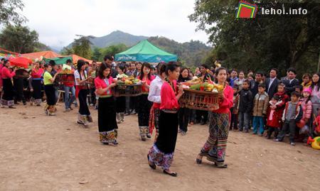 Đoàn lễ vật của các bản làng thể hiện lòng tri ân đến các bậc tiền nhân.