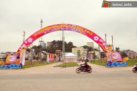 Cổng hoa chào mừng lễ hội hoa anh đào Hạ Long 2013.