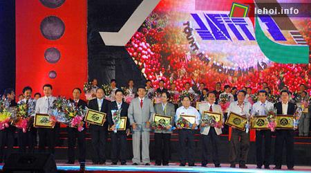Trao bảng vàng danh dự cho các đơn vị, doanh nghiệp tham gia tổ chức, đóng góp vào thành công của Lễ hội