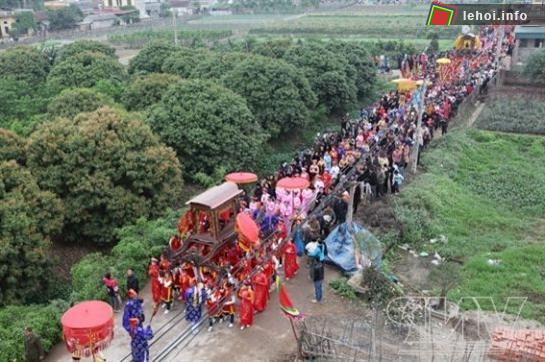 Lễ rước được thực hiện với sự tham gia của hàng trăm người