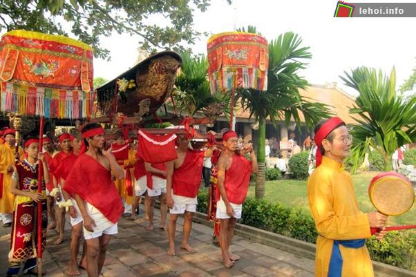 Lễ rước trong lễ hội mùa xuân chùa Keo