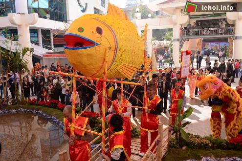 Đoàn rước đến trung tâm Triển lãm Văn hóa nghệ thuật Việt Nam - nơi diễn ra Hội hoa - Chợ Tết.