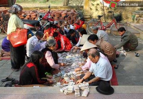 Kiểm đếm tiền công đức tại một ngôi chùa ở Hà Nội