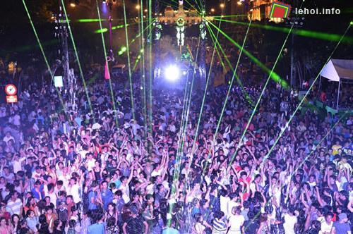 Hàng ngàn người đổ về đại lộ Nguyễn Huệ để mừng năm mới sớm