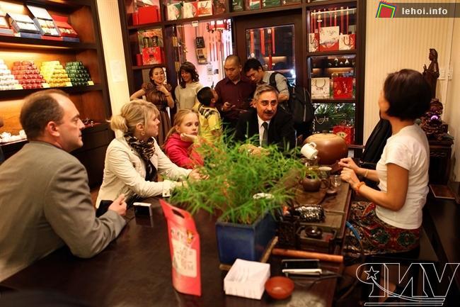 Du khách nước ngoài thưởng thức văn hóa trà tại một quán trà ở Bảo Lộc