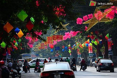 hiều tuyến phố ở trung tâm thủ đô và quanh hồ Gươm lộng lẫy với các tiểu cảnh, hoa, đèn lồng để chào đón năm mới Quý Tỵ