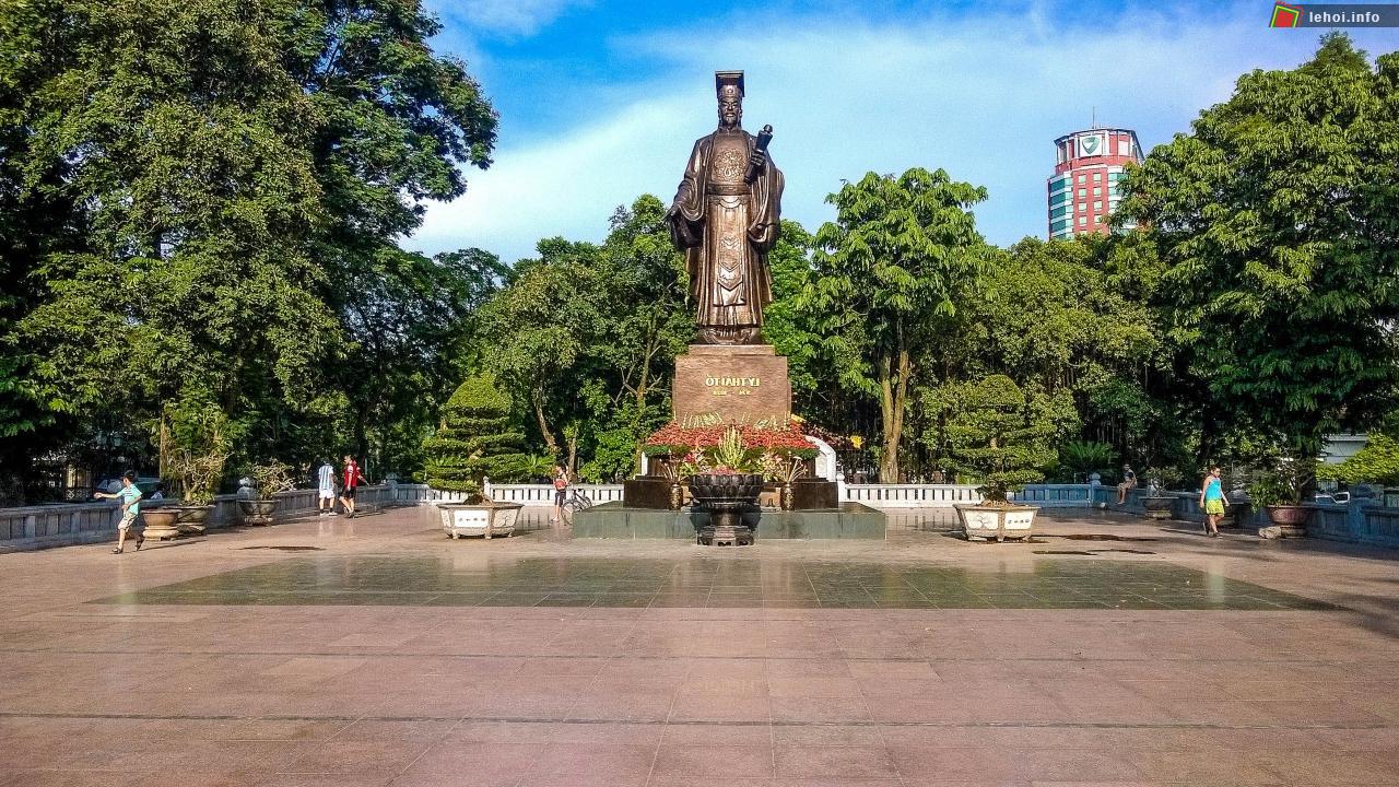 Tượng đài vua Lê Thái Tổ ở Hà Nội