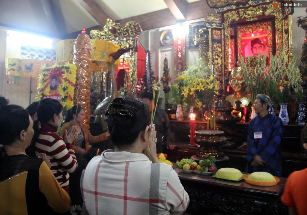 Người dân và du khách thắp hương tại đền Nguyễn Trung Trực