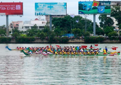 Lễ hội quy tụ 16 đội thuyền nam nữ đến từ các địa bàn có truyền thống đua thuyền của tỉnh Quảng Nam và TP Đà Nẵng. Mở đầu hội đua là cuộc tranh tài của các đội thuyền nữ. Đội nữ của quận Cẩm Lệ trở...