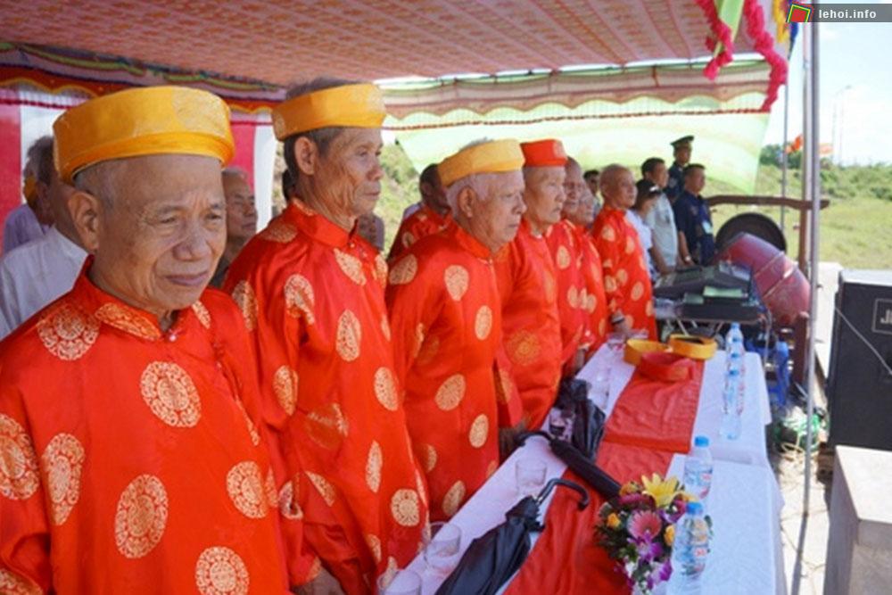 Các cụ bô lão trong làng làm lễ khai hội