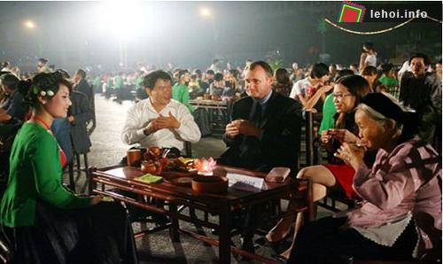 Du khách thưởng thức trà tại Lễ hội văn hóa trà tại Đà Lạt năm 2012