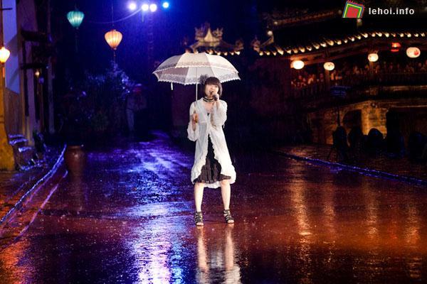 Nghệ sĩ trẻ Nhật Bản biểu diễn trong mưa