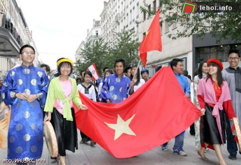 Đoàn Việt Nam diễu hành tại lễ hội